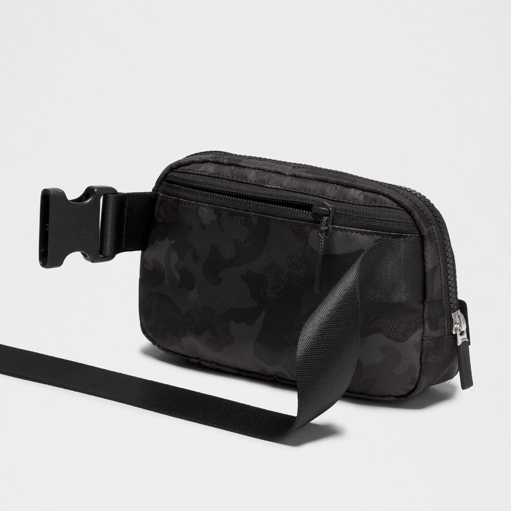 NWT LULULEMON EVERYWHERE BELT BAG 
COLOR HIDDEN HERITAGE LACE BLACK MULTI/BLACK - Picture 4 of 9